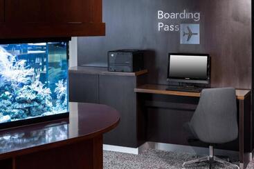 Отель Courtyard By Marriott Miami At Dolphin Mall