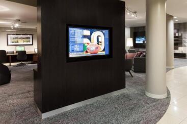 Отель Courtyard By Marriott Miami At Dolphin Mall