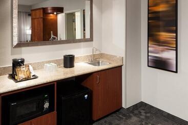 Отель Courtyard By Marriott Miami At Dolphin Mall