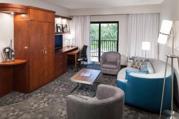 Отель Courtyard By Marriott Miami At Dolphin Mall