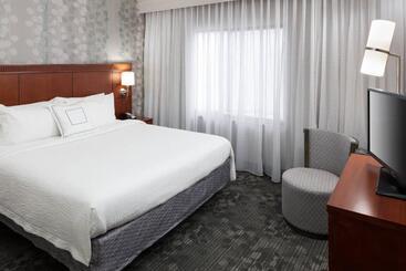 Отель Courtyard By Marriott Miami At Dolphin Mall