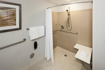Отель Courtyard By Marriott Miami At Dolphin Mall