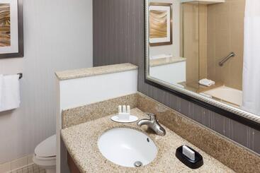 Отель Courtyard By Marriott Miami At Dolphin Mall