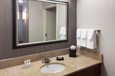 Отель Courtyard By Marriott Miami At Dolphin Mall