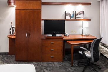 Отель Courtyard By Marriott Miami At Dolphin Mall