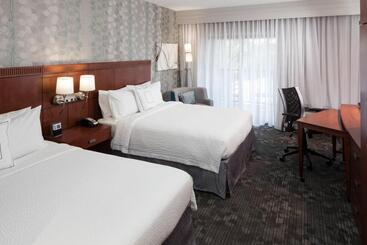 Отель Courtyard By Marriott Miami At Dolphin Mall
