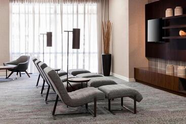 Отель Courtyard By Marriott Miami At Dolphin Mall