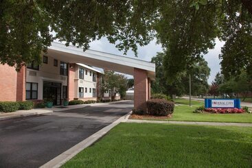 Отель Federal City Inn & Suites
