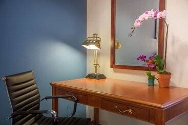 Отель Federal City Inn & Suites