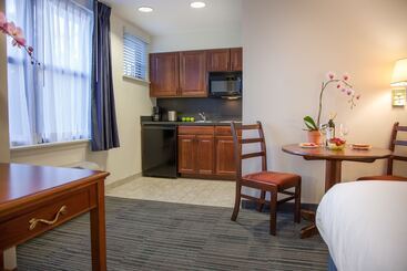 Отель Federal City Inn & Suites