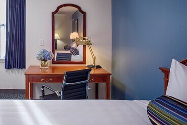 Отель Federal City Inn & Suites