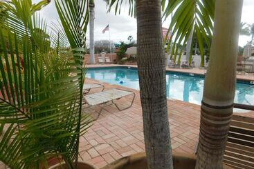 هتل Hibiscus Suites Sarasota