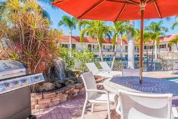 هتل Hibiscus Suites  Sarasota