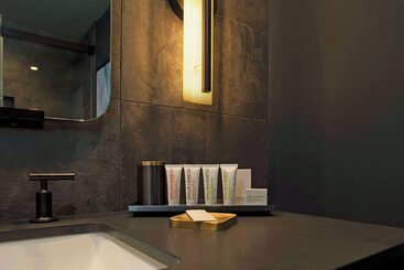 هتل The Lloyd Stamford, Tapestry Collection By Hilton