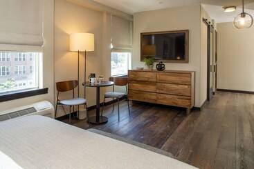 هتل The Lloyd Stamford, Tapestry Collection By Hilton