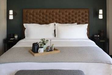 هتل The Lloyd Stamford, Tapestry Collection By Hilton