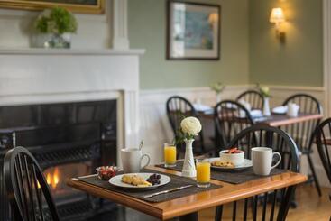 هتل Brass Lantern Inn
