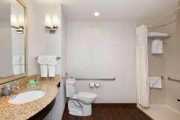 هتل Hilton Garden Inn Edmonton International Airport