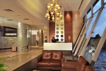 هتل Majestic Court Sarovar Portico Navi Mumbai