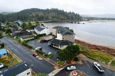 هتل Siletz Bay Lodge