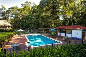 هتل Tanager Rainforest Lodge