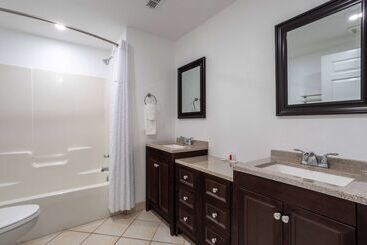 هتل Travelodge By Wyndham Lakeland