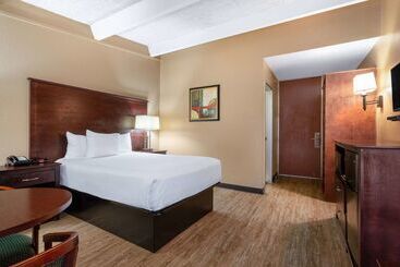 هتل Travelodge By Wyndham Lakeland