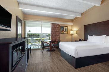 هتل Travelodge By Wyndham Lakeland