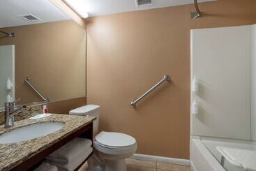 هتل Travelodge By Wyndham Lakeland