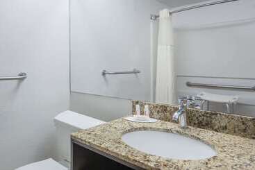 هتل Travelodge By Wyndham Lakeland