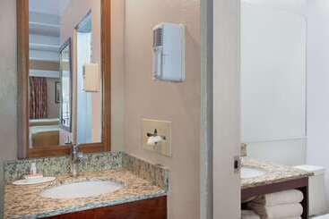 هتل Travelodge By Wyndham Lakeland