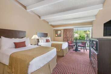 هتل Travelodge By Wyndham Lakeland