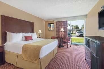 هتل Travelodge By Wyndham Lakeland