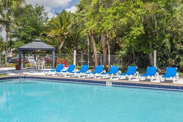 هتل Travelodge By Wyndham Lakeland