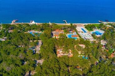 استراحتگاه Champion Holiday Village