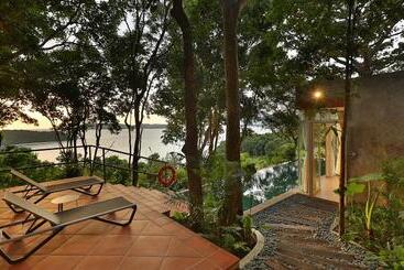 هتل Ambong Rainforest Retreat