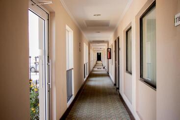 هتل Brio Inn