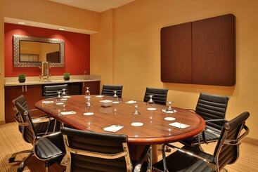 هتل Courtyard By Marriott Springfield Airport