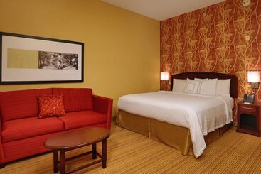 هتل Courtyard By Marriott Springfield Airport