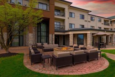 هتل Courtyard By Marriott Springfield Airport