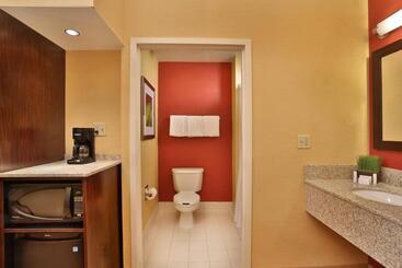 هتل Courtyard By Marriott Springfield Airport