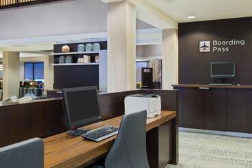 هتل Courtyard By Marriott Springfield Airport
