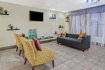 هتل Days Inn By Wyndham Lake Bluff/great Lakes Naval Base