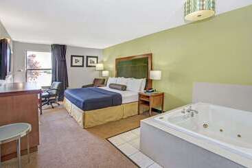 هتل Days Inn By Wyndham Lake Bluff/great Lakes Naval Base