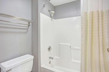 هتل Days Inn By Wyndham Lake Bluff/great Lakes Naval Base