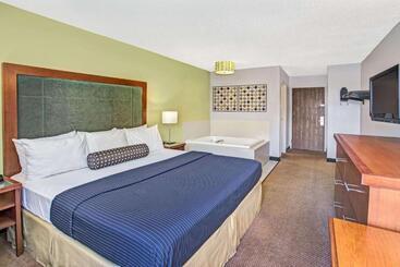 هتل Days Inn By Wyndham Lake Bluff/great Lakes Naval Base