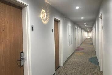 هتل Days Inn By Wyndham Lake Bluff/great Lakes Naval Base