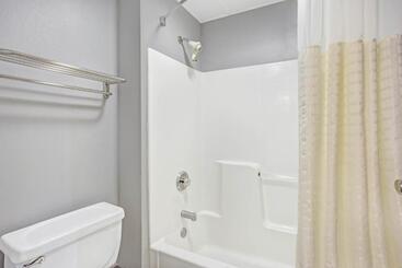 هتل Days Inn By Wyndham Lake Bluff/great Lakes Naval Base