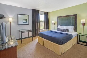 هتل Days Inn By Wyndham Lake Bluff/great Lakes Naval Base