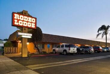 هتل Rodeo Lodge